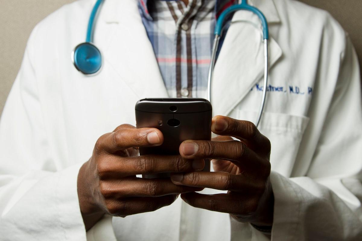 Professionnelle de santé rassurant une patiente