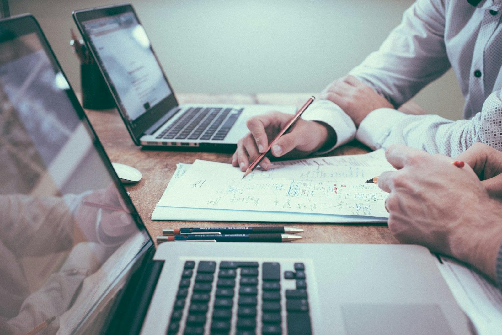 Conseiller analysant un dossier d'assurance avec son client