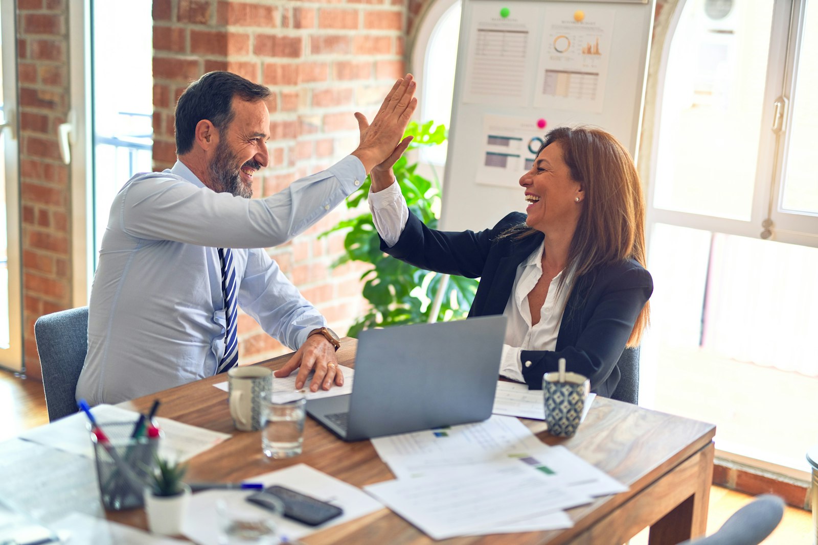 Deux professionnelles analysant un contrat d'assurance lors d'un rendez-vous conseil